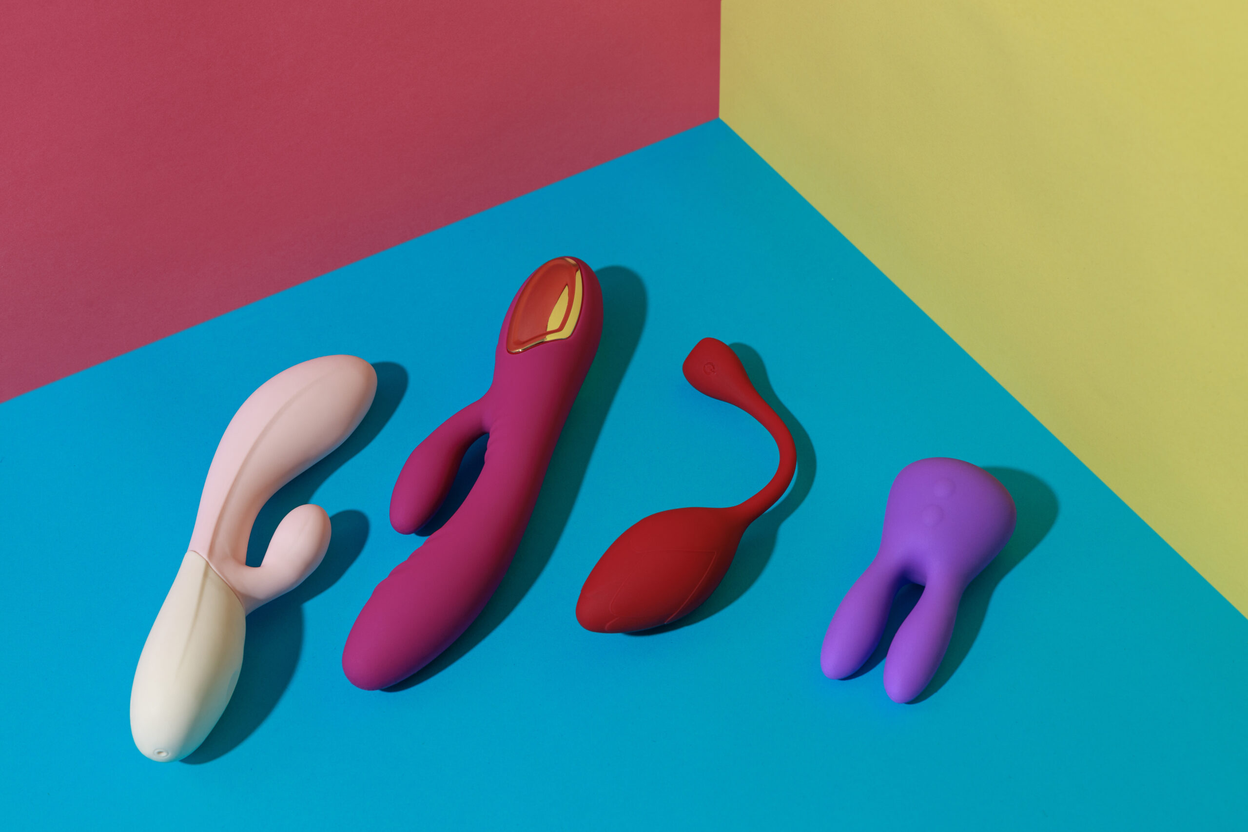 Juguetes eróticos como dildo, vibrador, conejito y plug anal en fondo colorido, Top 10 más vendidos en Sevillaxxx