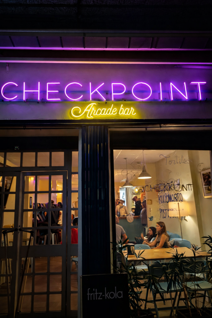 Checkpoint Arcade Bar | Arcade Nocturno con Copas